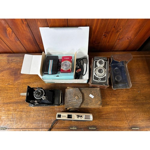 224 - A small quantity of camera equipment -