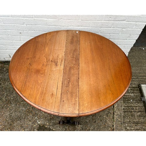 405 - A Victorian Sutherland tea table, on ring turned legs and casters -