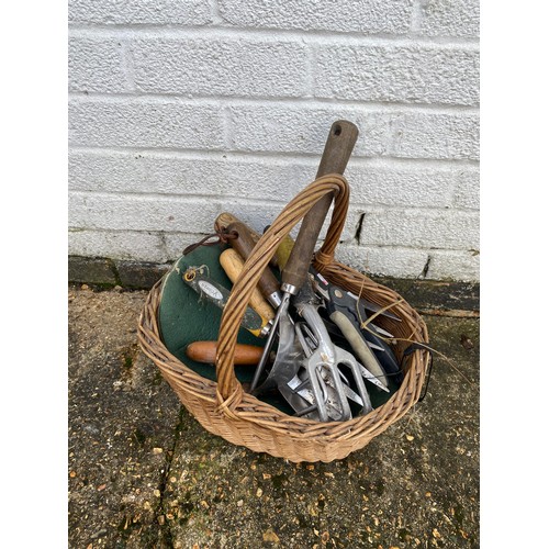 366 - A quantity of graden tools -