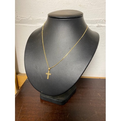 25 - A 9ct gold cross pendant on chain -