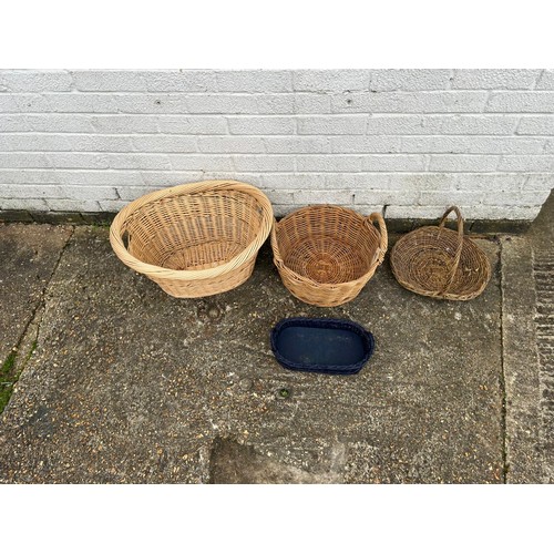 210 - A small quantity of wicker baskets -