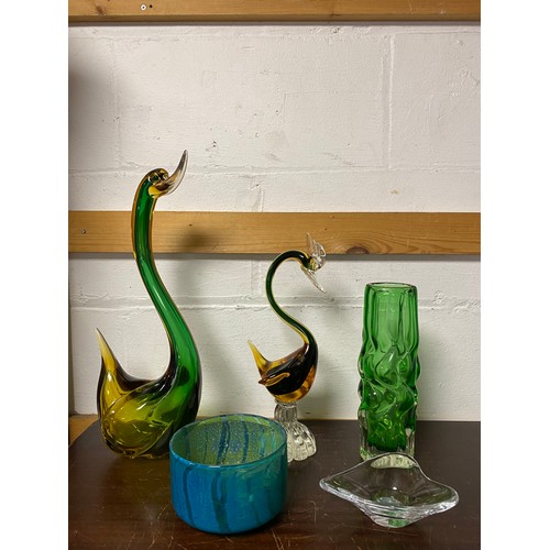 131 - A group of glassware, to include Mdina bowl, Daum ashtray, green vase, Murano duck, etc  -