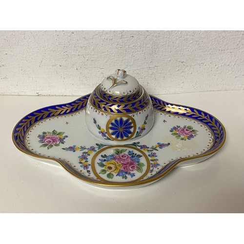 134 - A Dresden inkwell, painted with flowers -