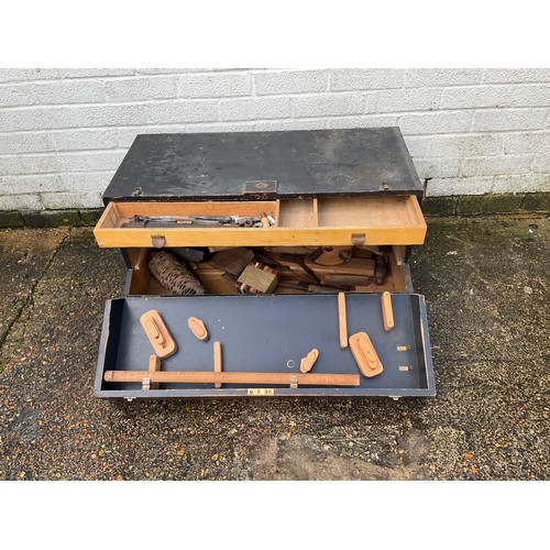 442 - A painted pine tool chest and a quantity of carpentry tools -