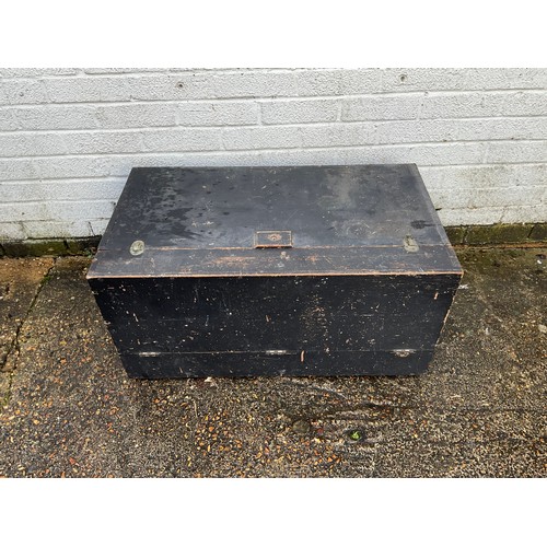 442 - A painted pine tool chest and a quantity of carpentry tools -