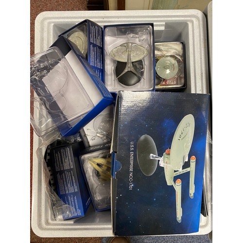 295 - A collection of Star Trek Starships Collection magazines and models -