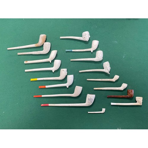 256 - A small quantity of antique clay pipes -