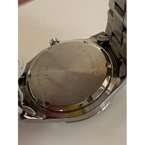 36 - A Seiko quartz wristwatch, the white dial with baton marker and date aperature -