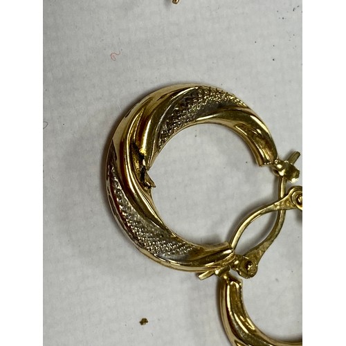 6 - A group of jewellery items, comprising a 9ct gold St Christopher on chain, two pairs of earrings, a ... 