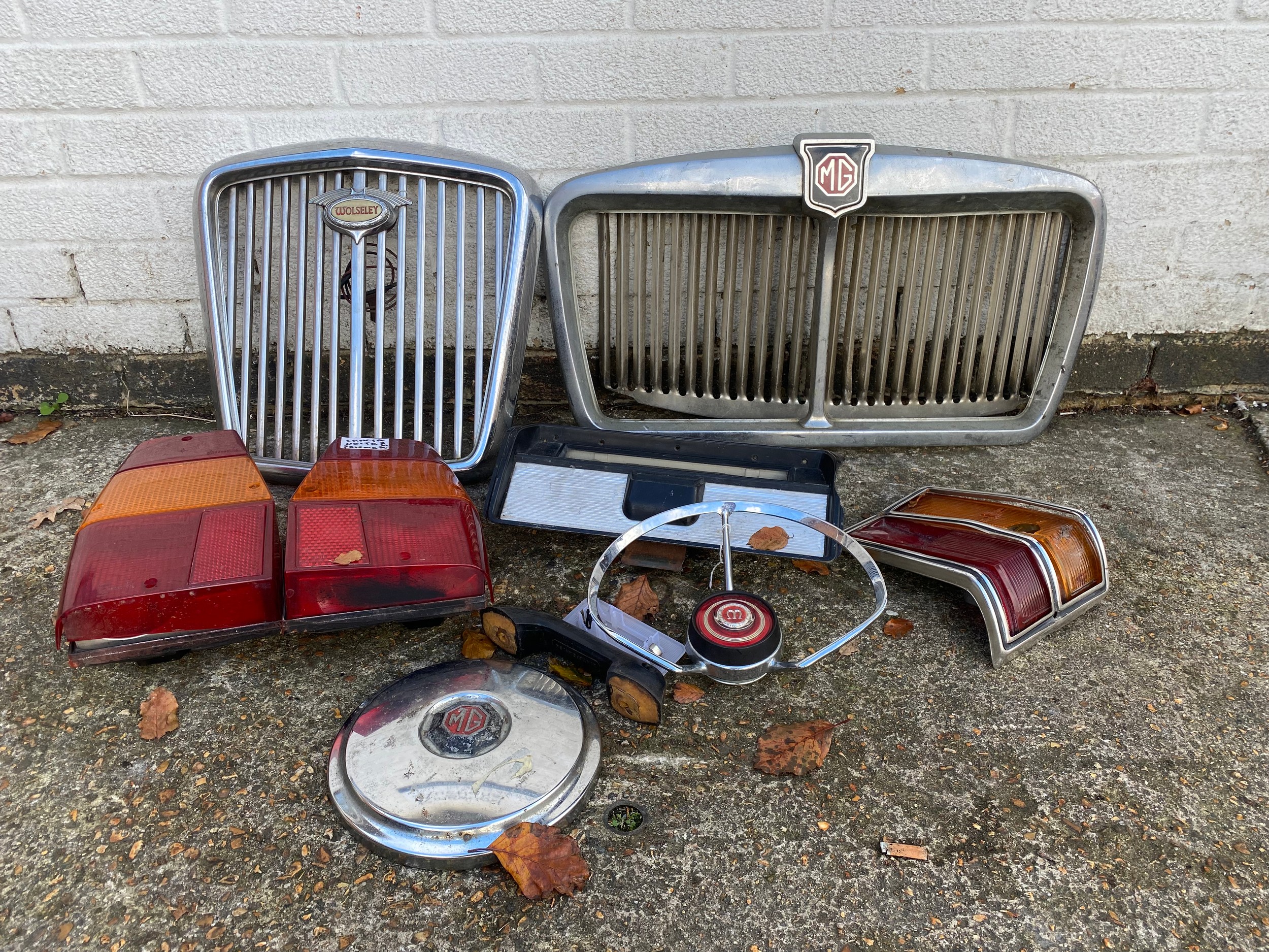 Automobilia: A mixed lot, to include a Wolesley radiator grill and ...