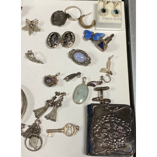19 - A quantity of silver and other jewellery items, including a silver turquiose bangle, bracelet , odd ... 