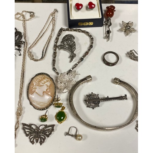 19 - A quantity of silver and other jewellery items, including a silver turquiose bangle, bracelet , odd ... 