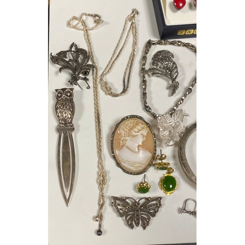 19 - A quantity of silver and other jewellery items, including a silver turquiose bangle, bracelet , odd ... 
