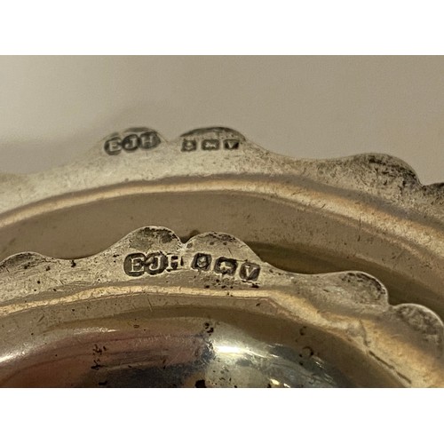 44 - A George V silver strainer on stand, Birmingham 1920, each piece with shaped outline -