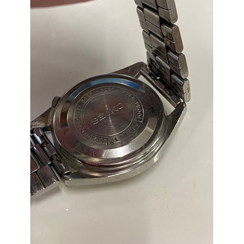 10 - A Seiko 5 Automatic 23 jewel wristwatches, to metal strap -