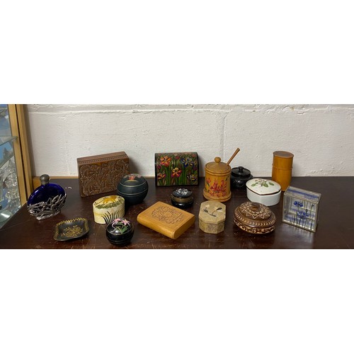 306 - A group of boxes, perfume bottle, cigarette case, etc -