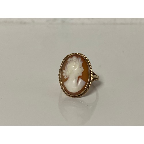 18 - A cameo set ring, the oval shell cameo depicting a female profile, in yellow metal mount -