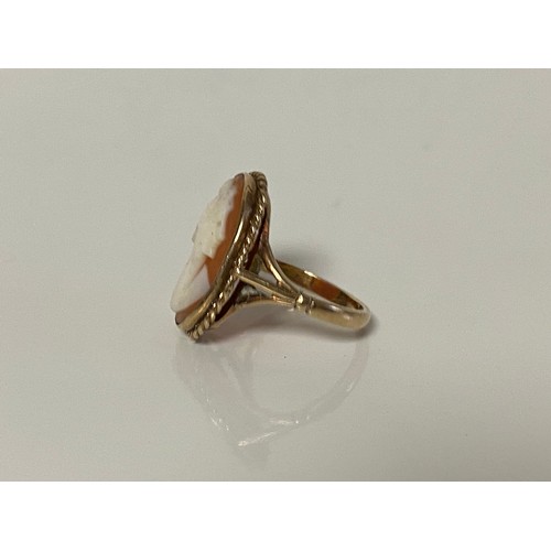 18 - A cameo set ring, the oval shell cameo depicting a female profile, in yellow metal mount -