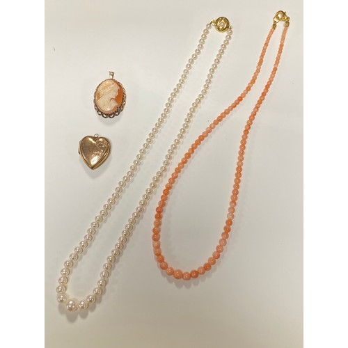 101 - A 9ct gold locket, together with a 9ct mounted shell cameo pendant, a row of pearls to 9ct clasp and... 