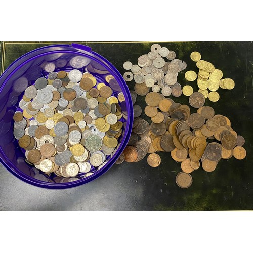 366 - Coins:  A quantity of GB and World coinage, silver noted, together with spade guinea tokens, etc -