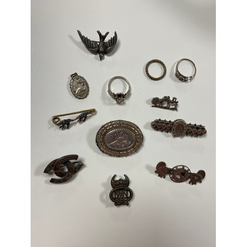 139 - A quantity of silver jewellery items, to include aesthetic style brooch, horseshoe brooch, etc -