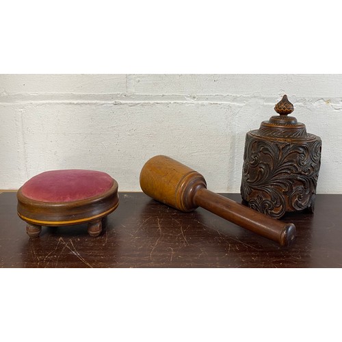 A small quantity of treen, to include carved hardwood box and cover and mallet -