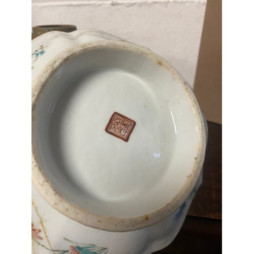 611 - A Chinese famille decorated footed dish, seal mark, a/f, with a green glazed jar, a vase and jug (4)... 