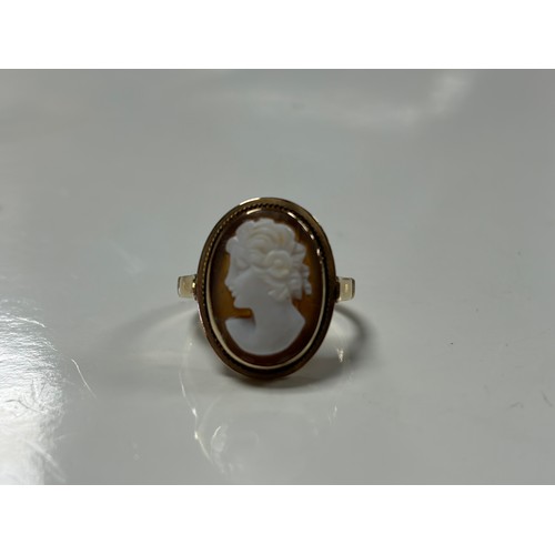 34 - A cameo ring, with carved shell cameo in yellow metal mount -