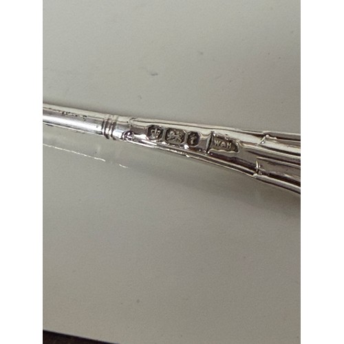 37 - A set of six Edwardian silver teaspoons, and matching tongs, Sheffield 1901 -