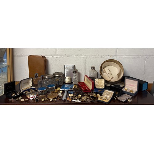 47 - A small mixed lot to include collar box and contents, cigarette cases, vesta, cufflinks and flask -