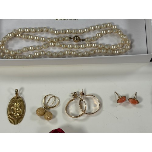 58 - A 9ct gold oval St Christopher pendant, together with a pair of gold ear hoops, gold mounted culture... 