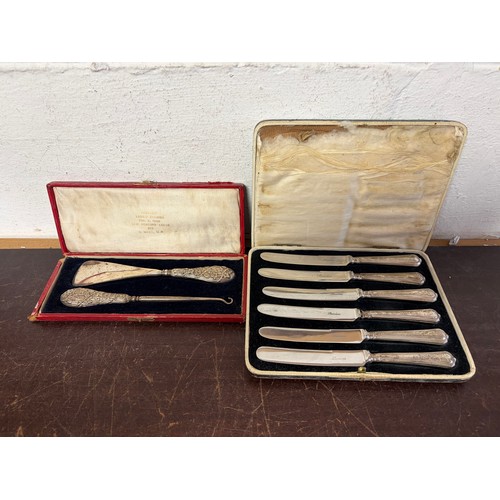 16 - An Edwardian cased silver shoe horn and hook, Birmingham 1905, and a set of six silver handled knive... 
