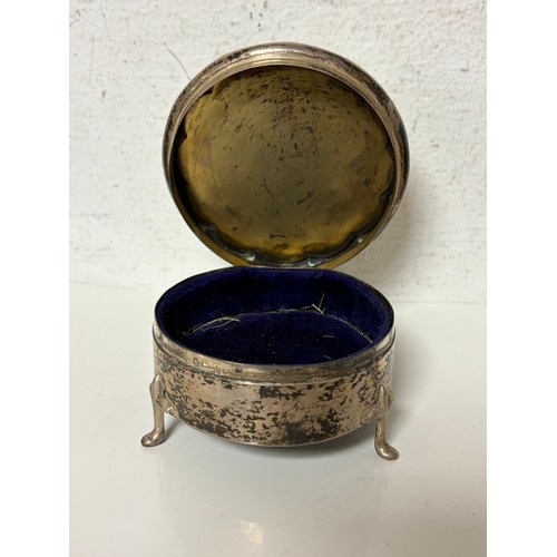 15 - A George V silver jewellery box, Birmingham 1913, with lift cover and lined interior, raised on thre... 