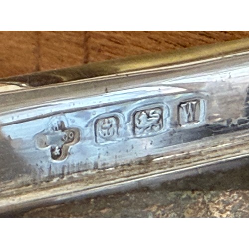 60 - A George V silver cigarette box, Birmingham 1921, with lined base -