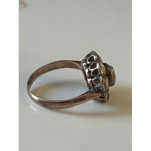 24 - A Georgian cluster ring, set with foiled back rose cut diamonds, to yellow metal mount (one stone de... 
