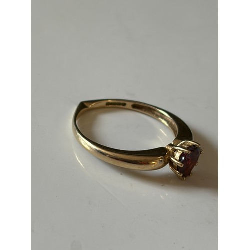 21 - A garnet single stone ring, the heart shaped garnet set to 9ct heart shaped ring mount -