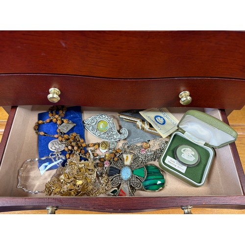 32 - A jewellery box and contents, to include silver ring, Wedgwood brooch, costume jewellery, etc -