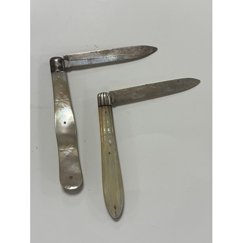 46 - A small mixed lot, to include two silver bladed fruit knives with mother-of-pearl handle, two decant... 