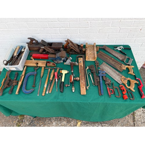 622 - A quantity of woodworking tools, to include tenon saws, G-clamps, Bailey No6 plane, etc -
