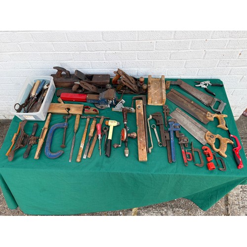622 - A quantity of woodworking tools, to include tenon saws, G-clamps, Bailey No6 plane, etc -