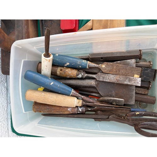 622 - A quantity of woodworking tools, to include tenon saws, G-clamps, Bailey No6 plane, etc -