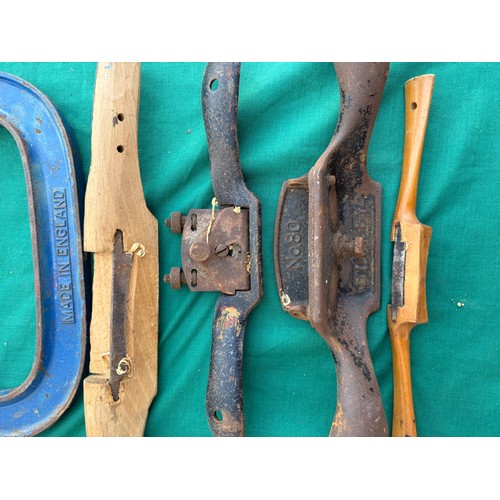 622 - A quantity of woodworking tools, to include tenon saws, G-clamps, Bailey No6 plane, etc -
