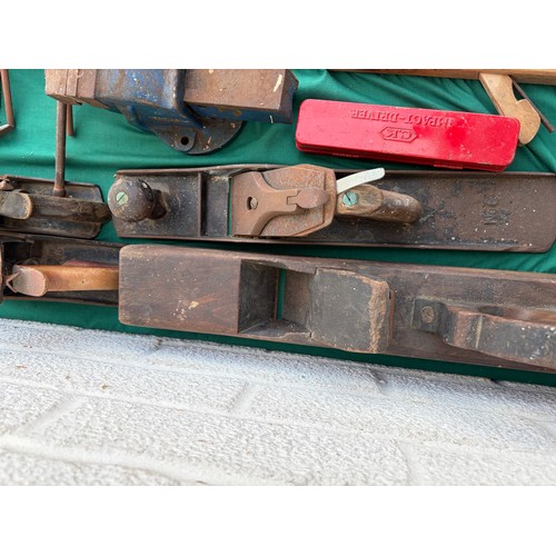 622 - A quantity of woodworking tools, to include tenon saws, G-clamps, Bailey No6 plane, etc -