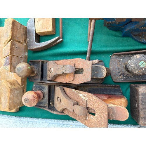622 - A quantity of woodworking tools, to include tenon saws, G-clamps, Bailey No6 plane, etc -