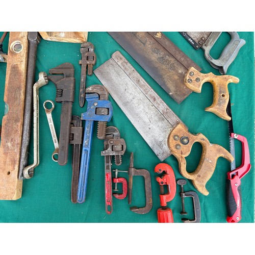 622 - A quantity of woodworking tools, to include tenon saws, G-clamps, Bailey No6 plane, etc -