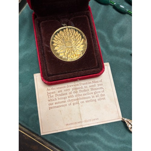 2 - A mixed lot of jewellery items, to include Franklin Mint silver pendant, silver rings, marcasite and... 