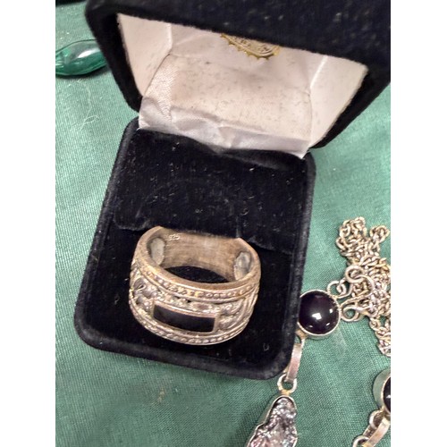 2 - A mixed lot of jewellery items, to include Franklin Mint silver pendant, silver rings, marcasite and... 