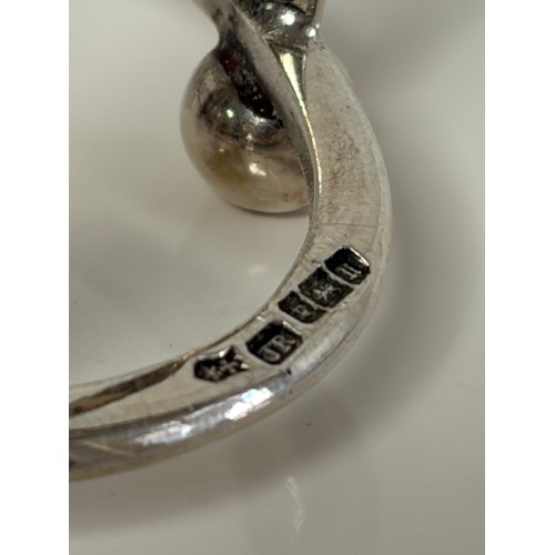 11 - A George V silver toast rack, Sheffield 1912, with loop handle -