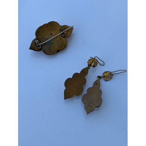 14 - A 19th Century brooch and earring suite, each with textured leaf detail and set with an oval paste -