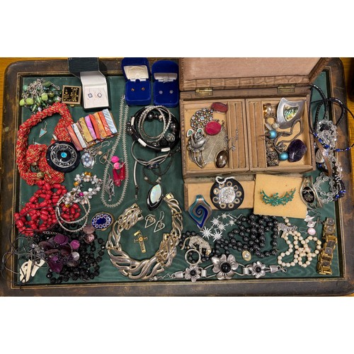 42 - A quantity of costume jewellery -